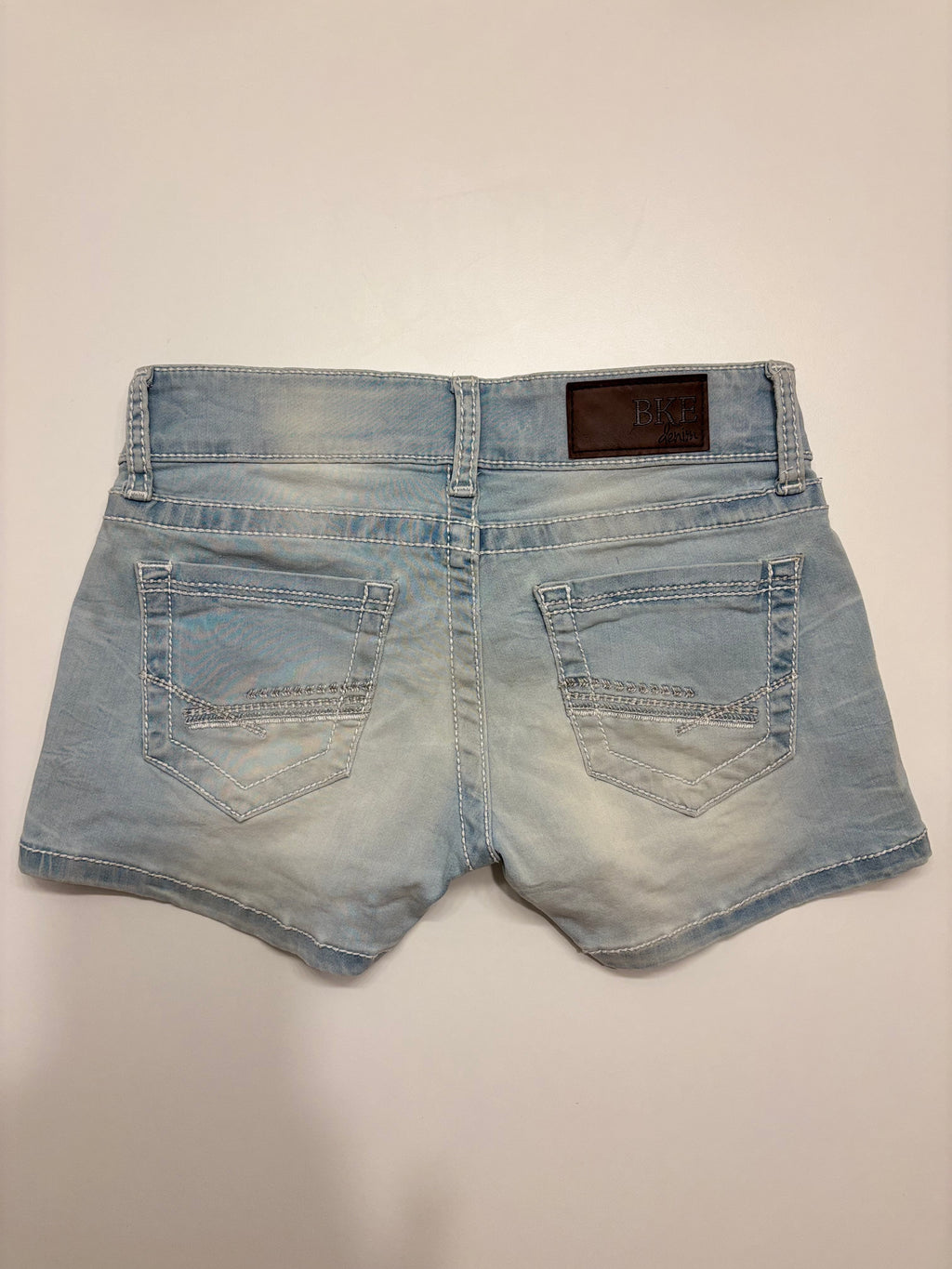 Lyseblå Denim Shorts Broderte Lommer