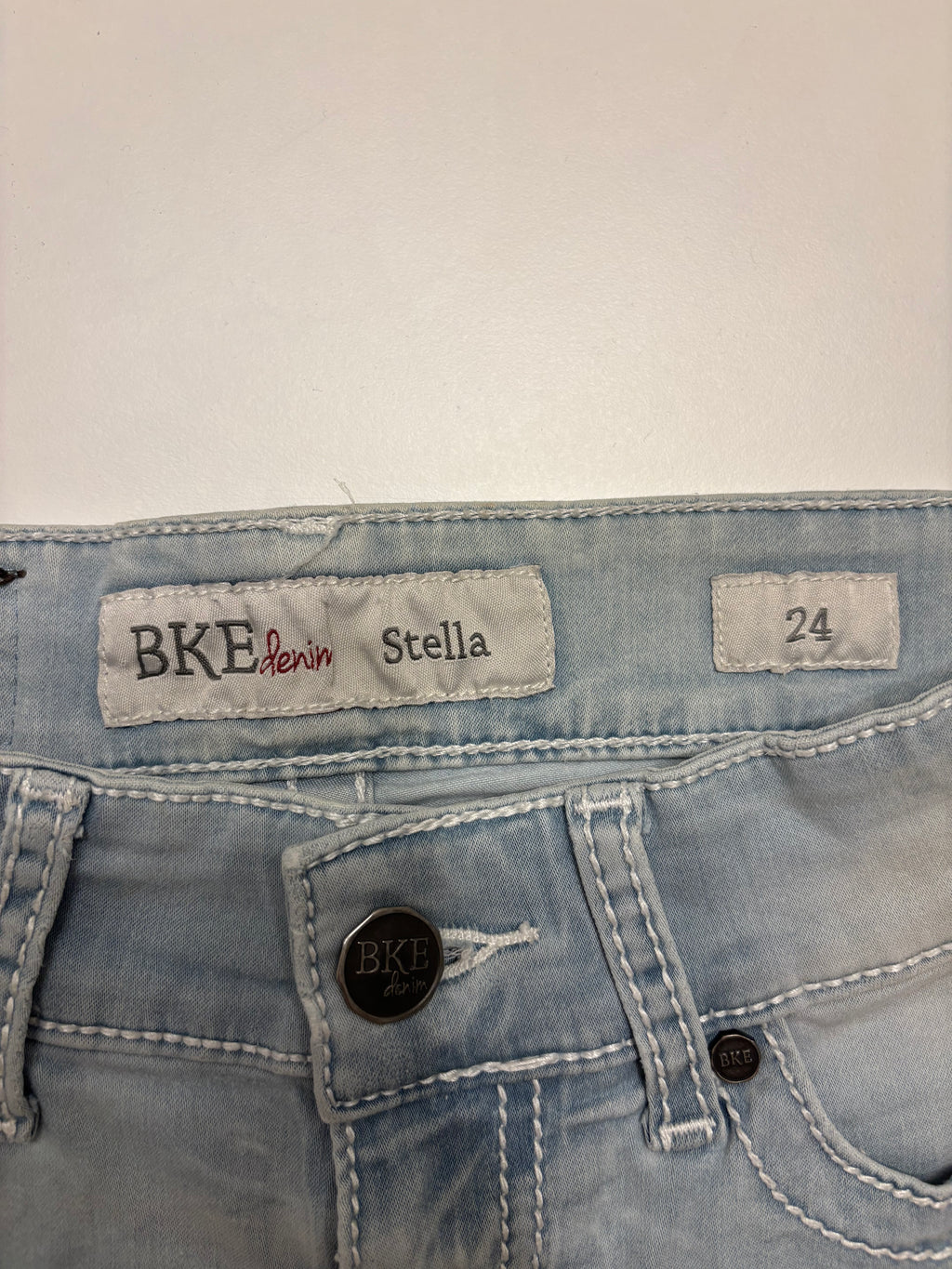Lyseblå Denim Shorts Broderte Lommer