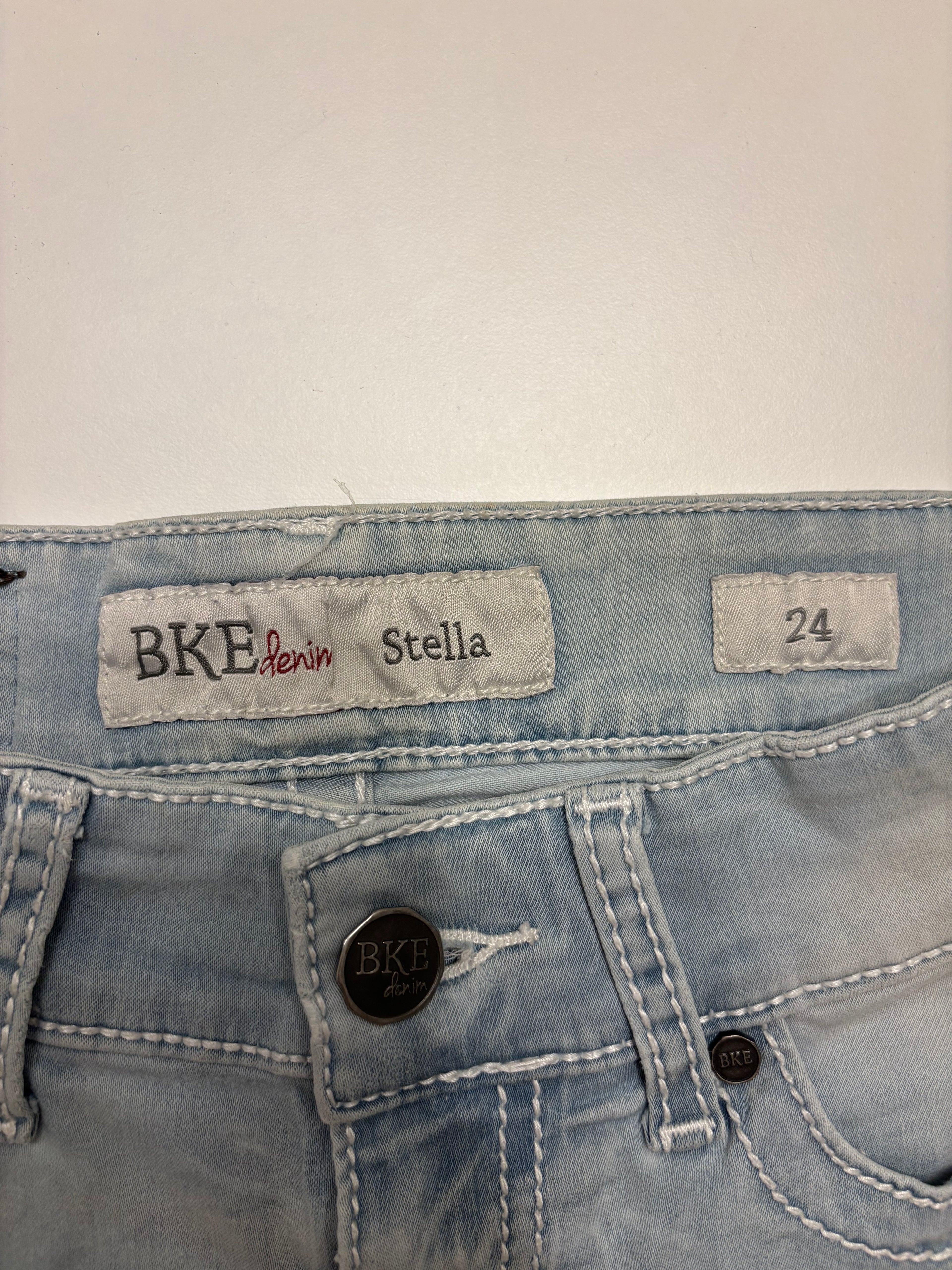 Lyseblå Denim Shorts Broderte Lommer
