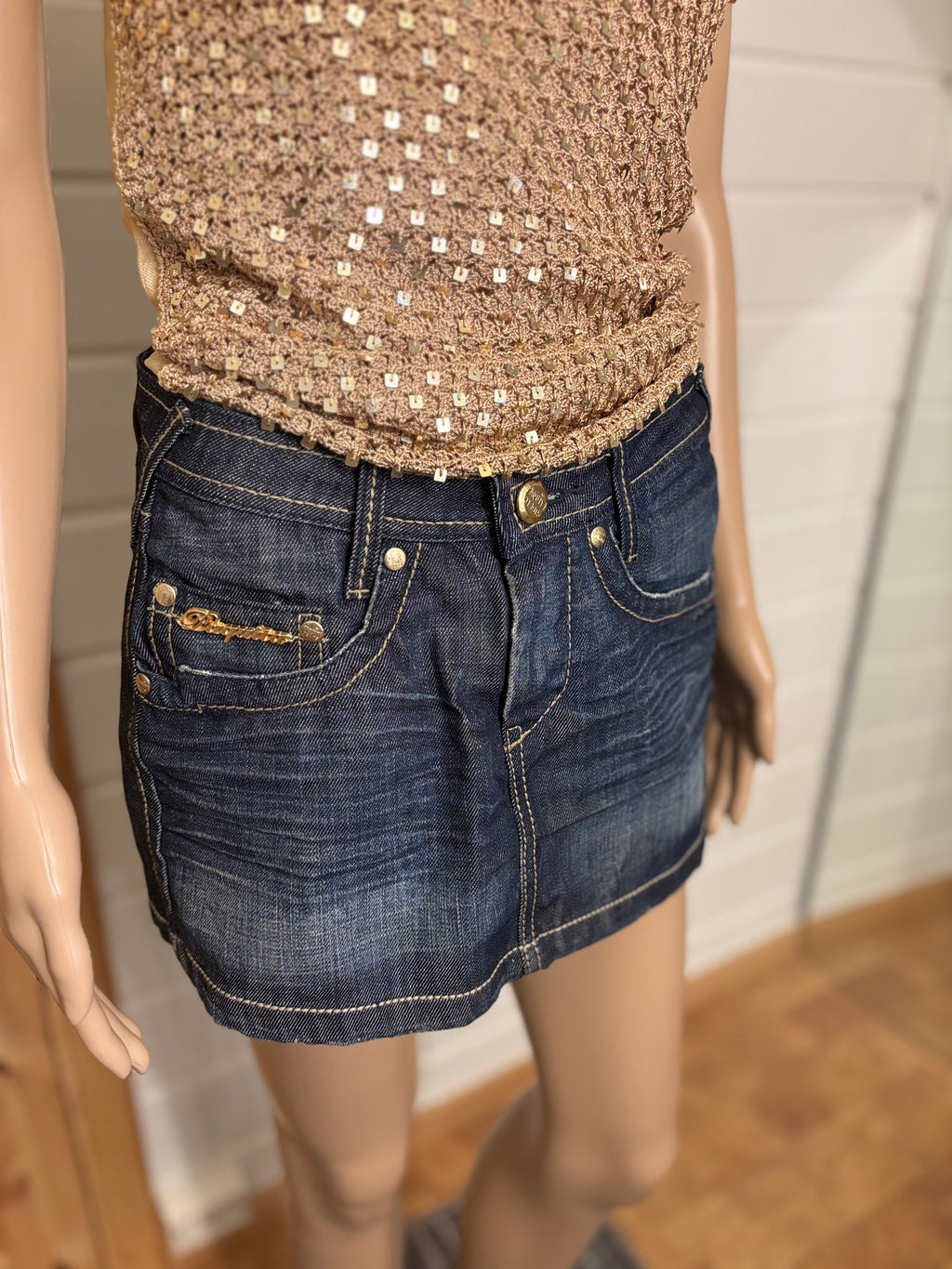 Mørkeblå Mini Denim Skjørt Gull Broderte Lommer