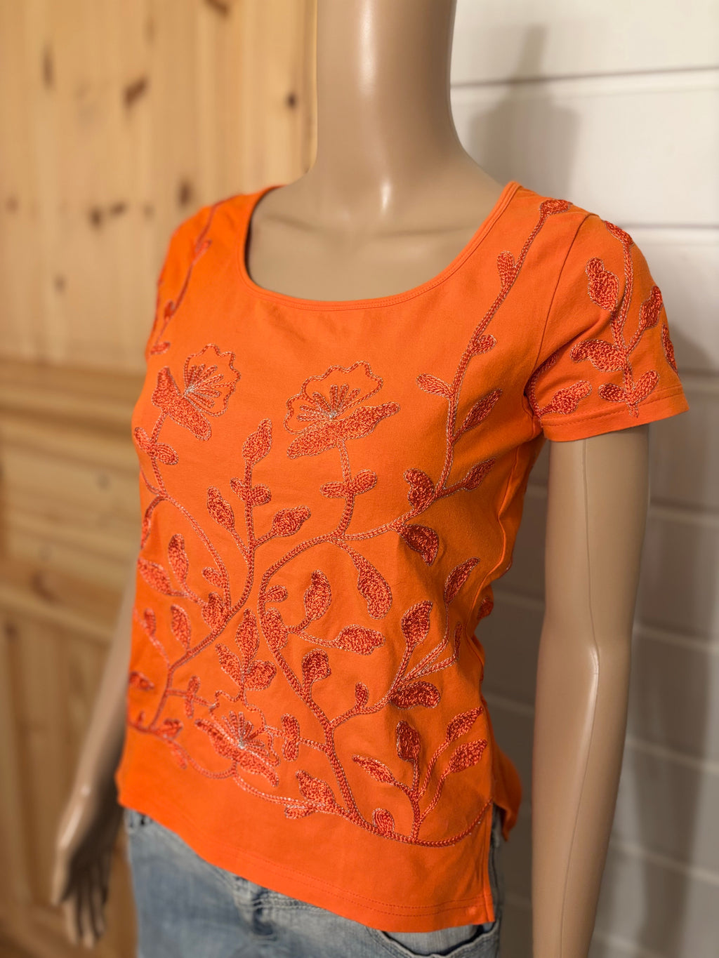 Oransje Blomstret T-skjorte