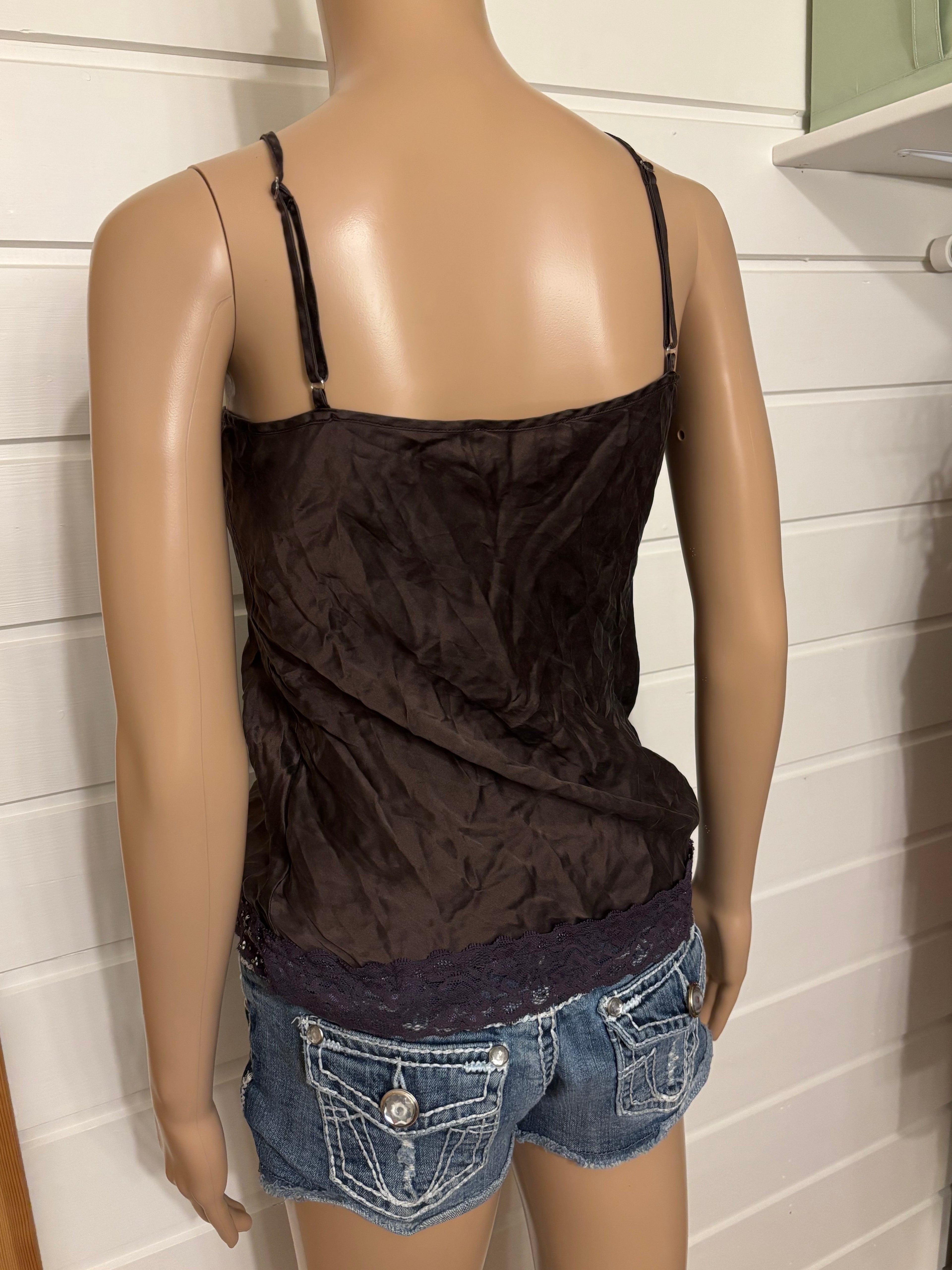 Brun Silke Topp Blonder Perle Detaljer