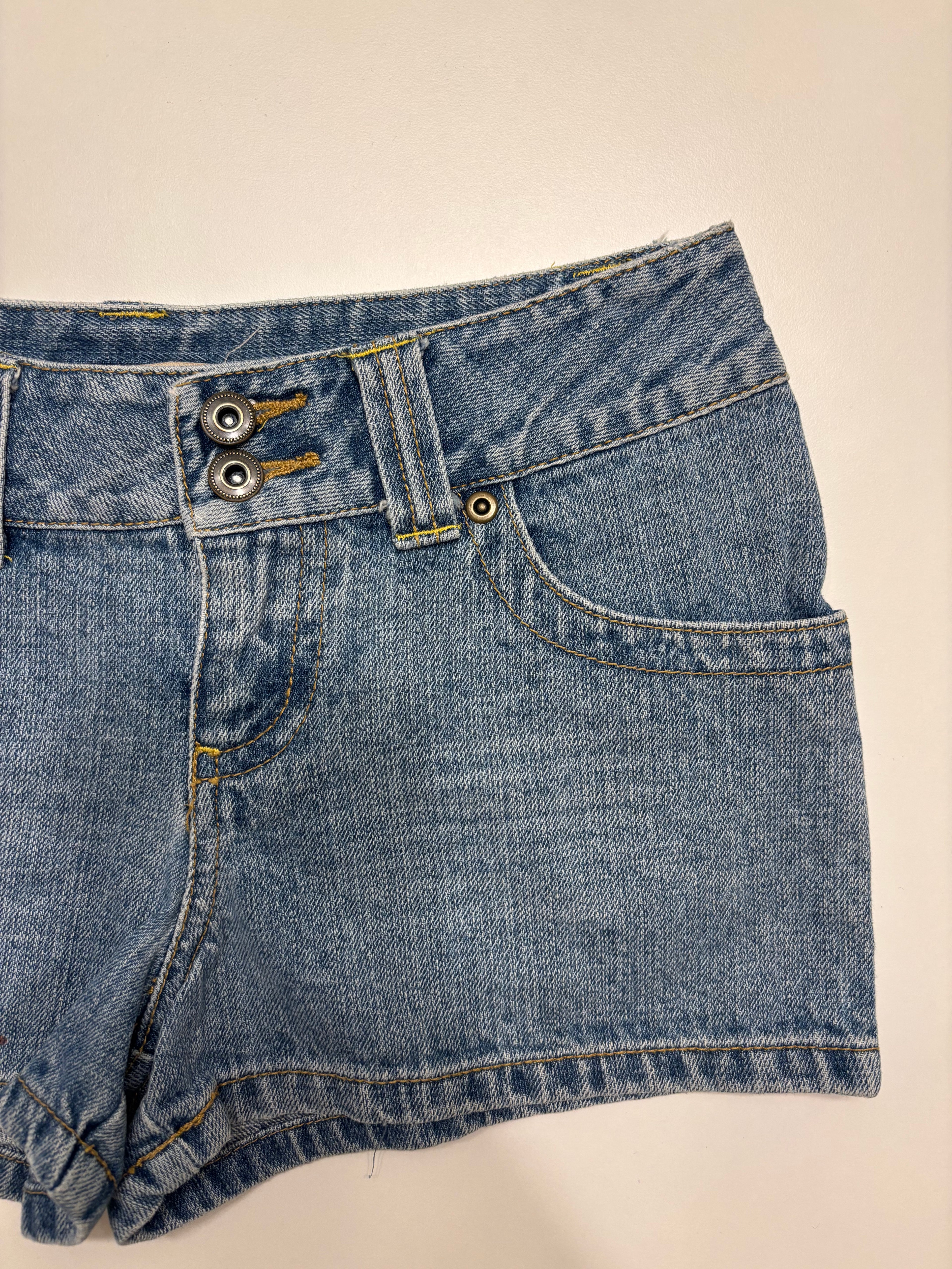 Lyseblå Denim Shorts Broderte Lommer