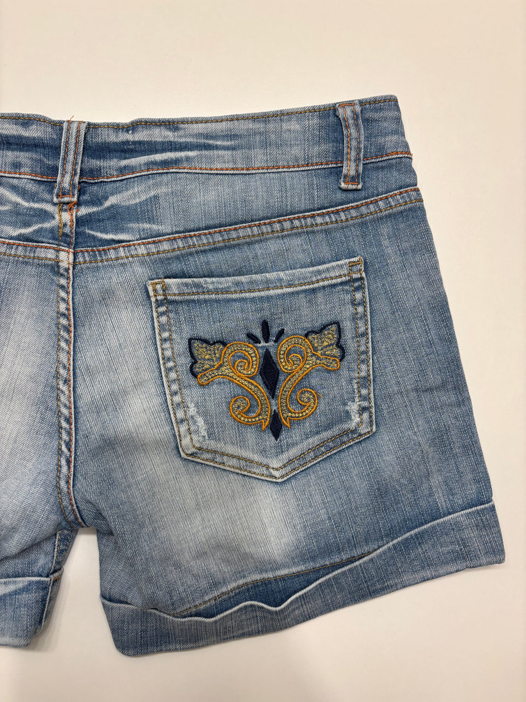 Lyseblå Denim Shorts Broderte Lommer