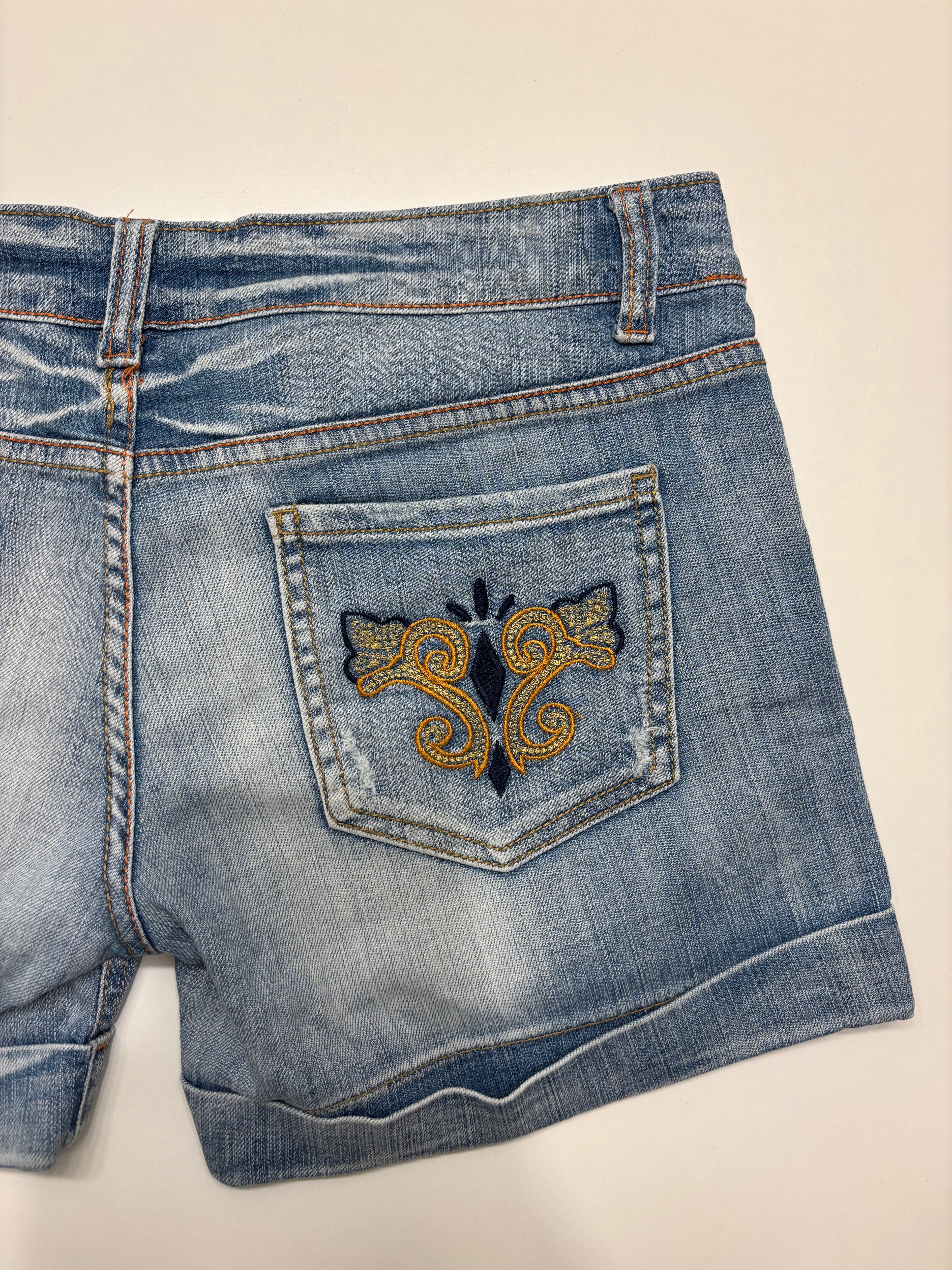 Lyseblå Denim Shorts Broderte Lommer