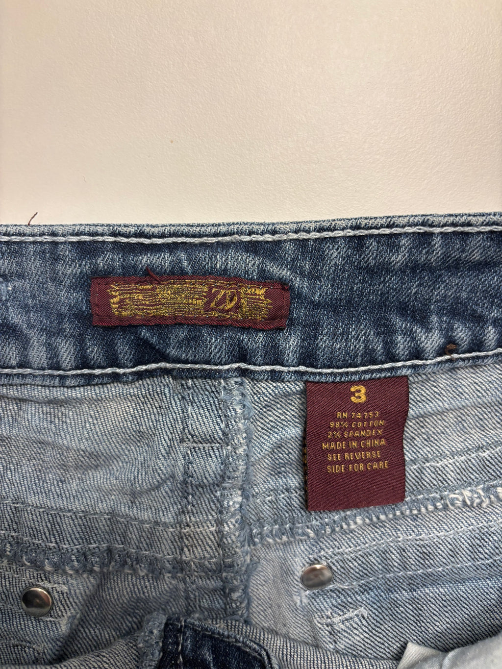 Y2K Denim Shorts Hvite Broderte Lommer