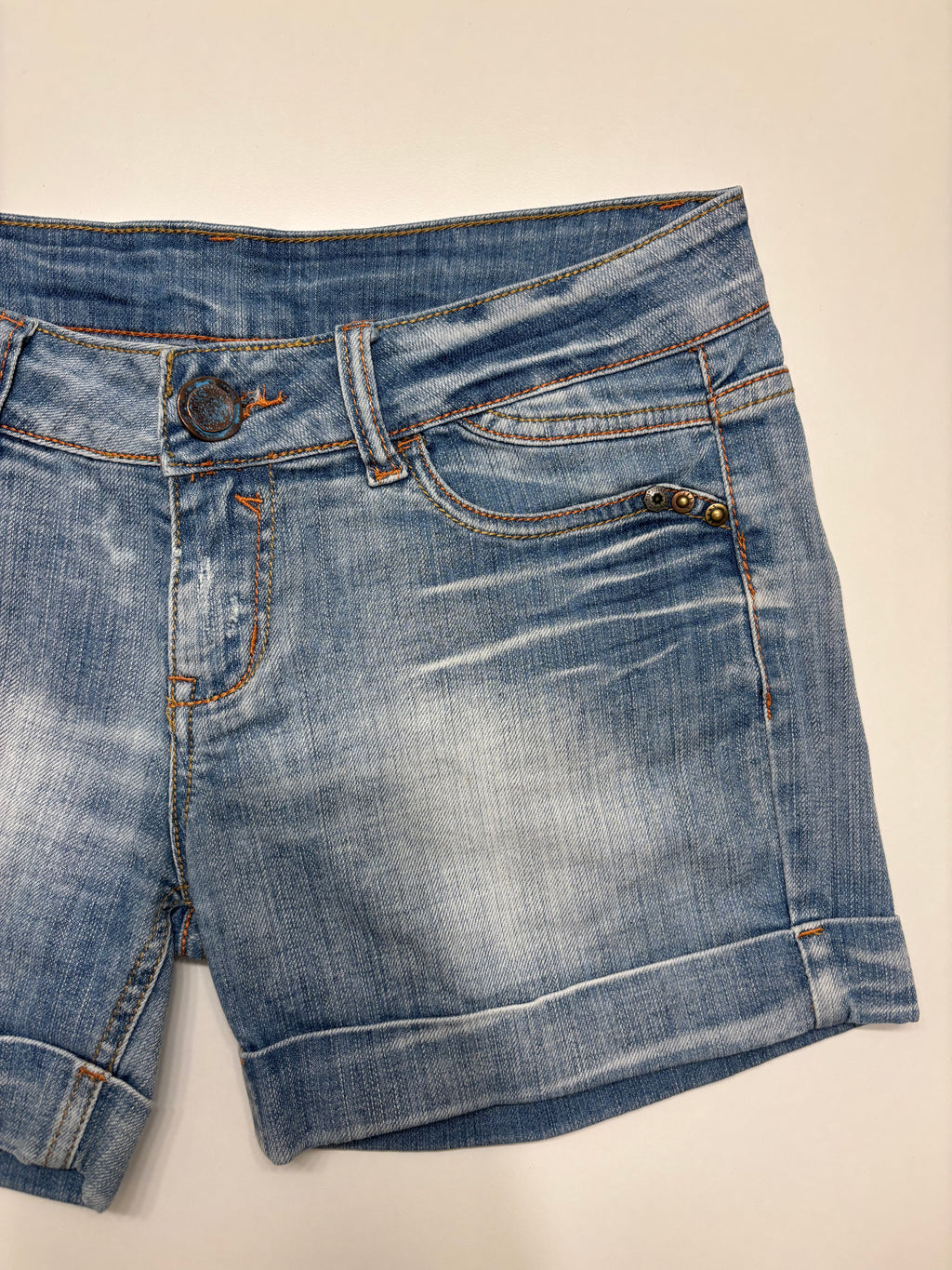 Lyseblå Denim Shorts Broderte Lommer