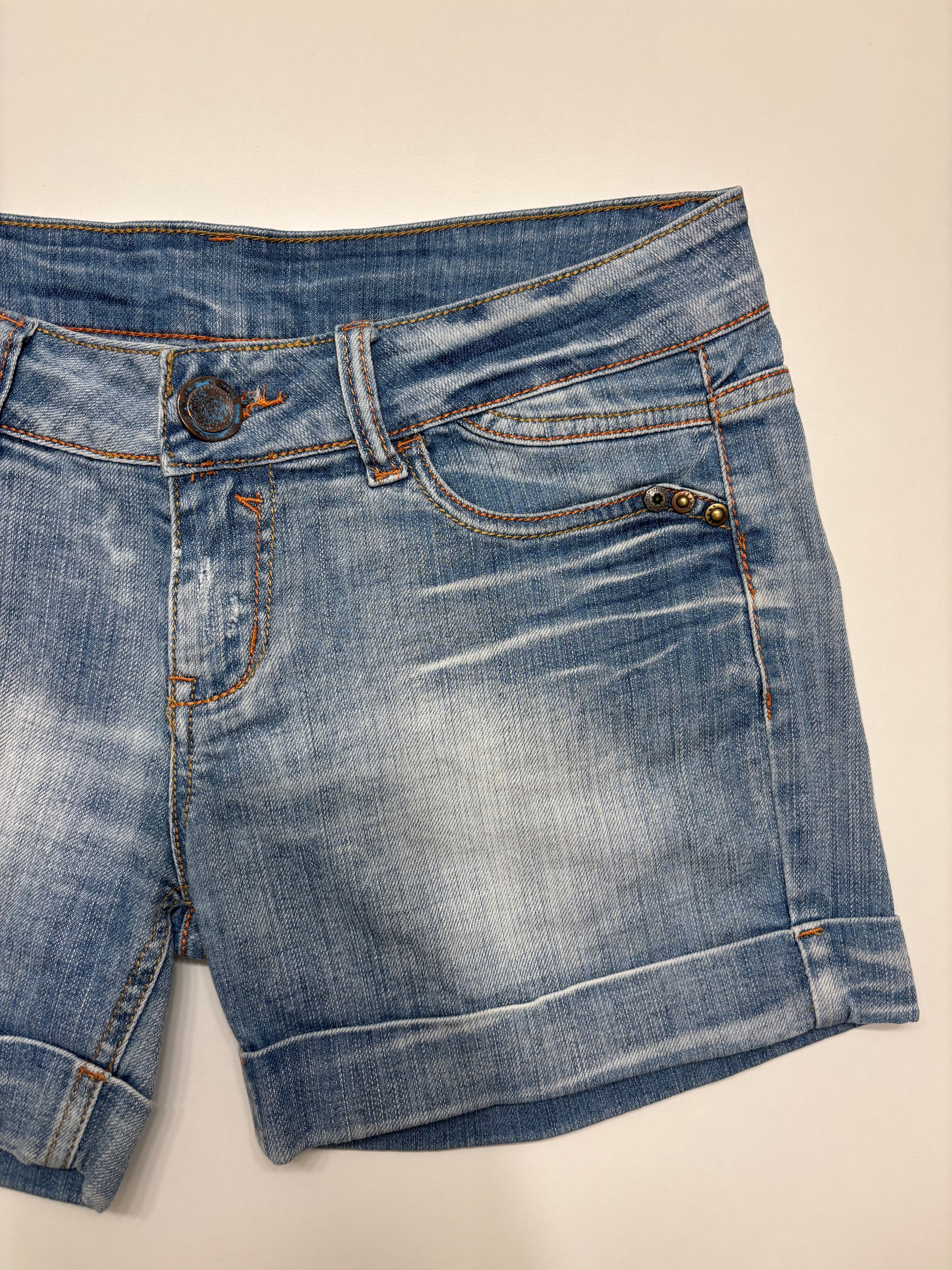 Lyseblå Denim Shorts Broderte Lommer