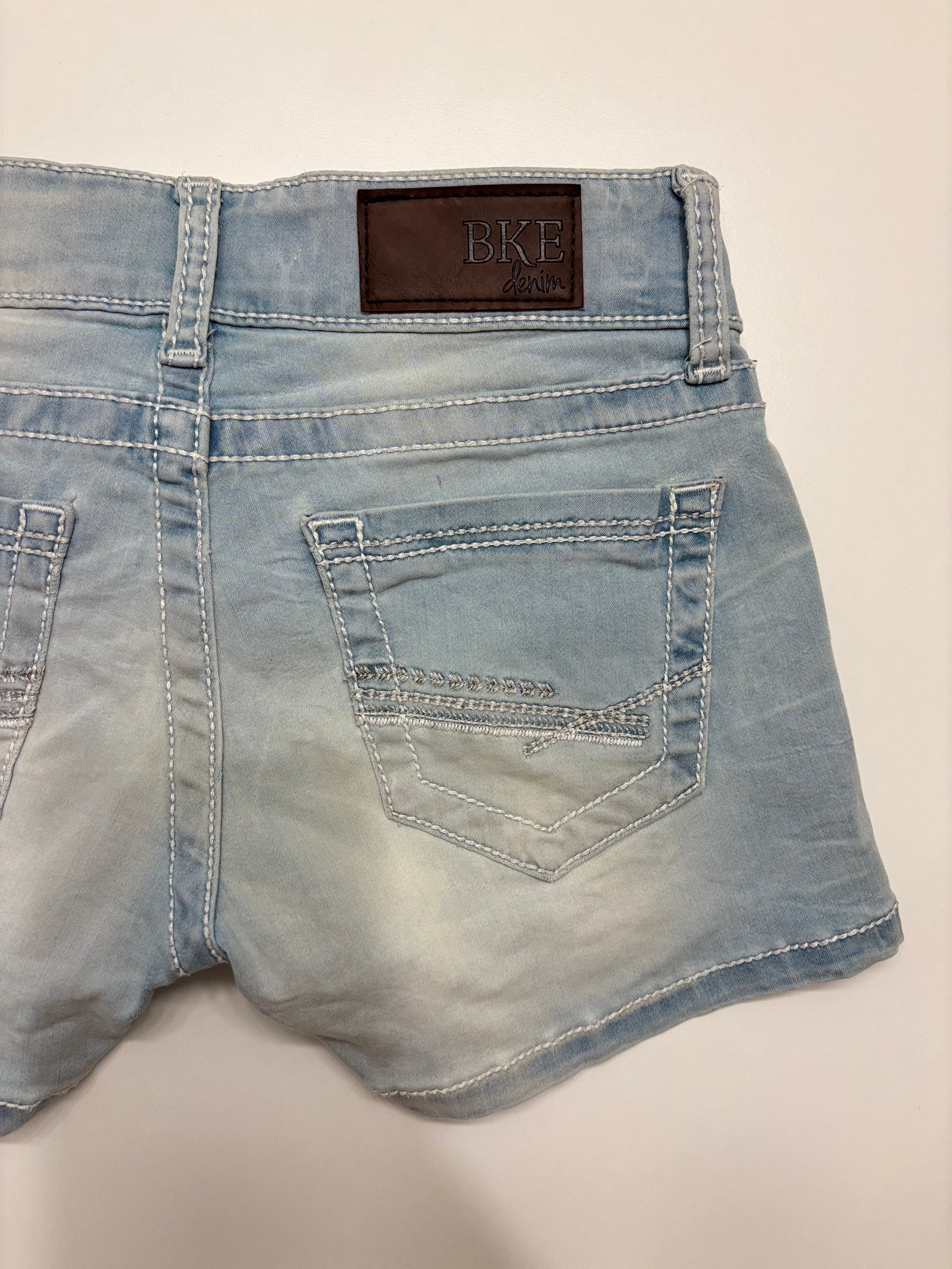 Lyseblå Denim Shorts Broderte Lommer