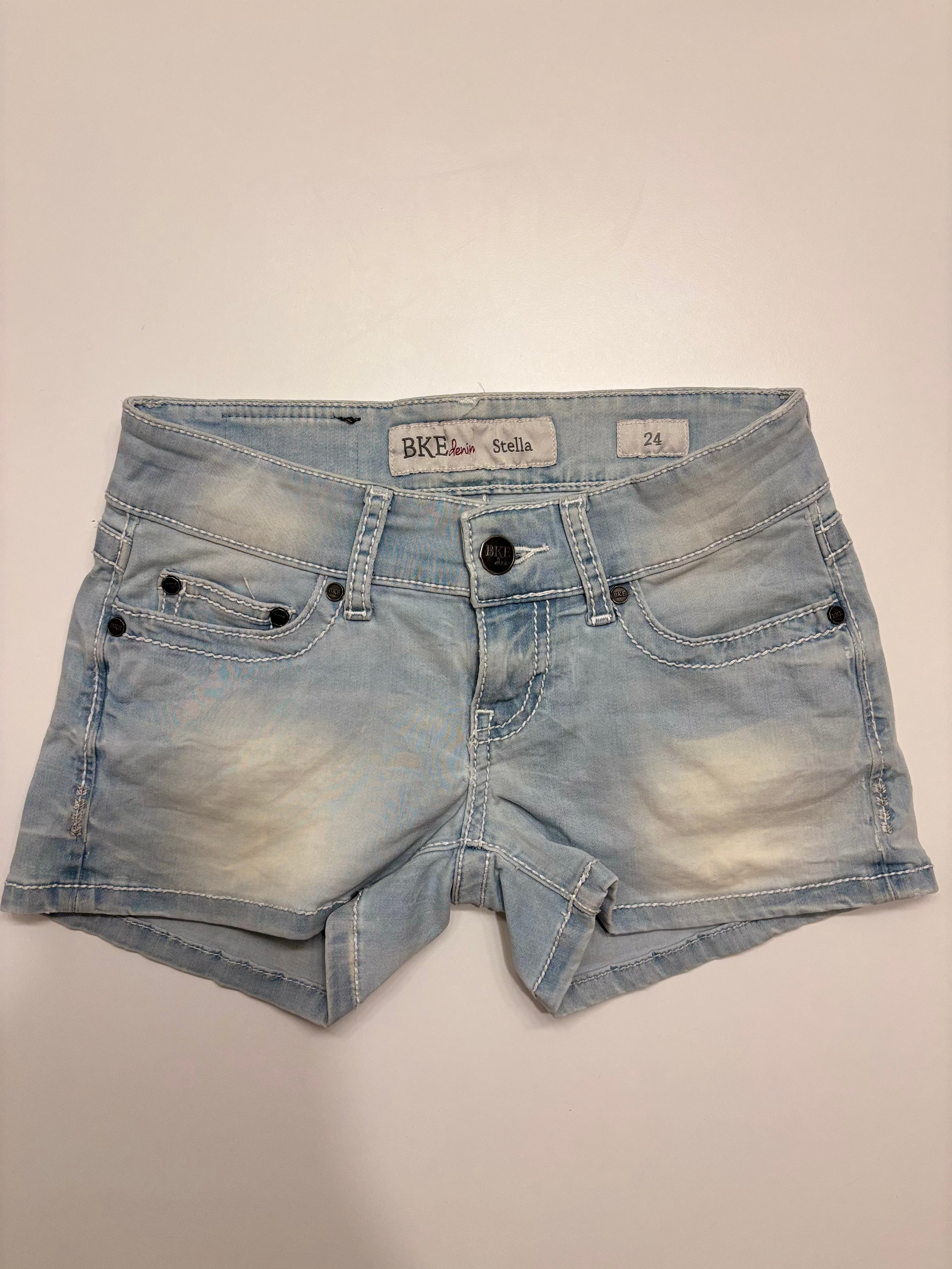 Lyseblå Denim Shorts Broderte Lommer