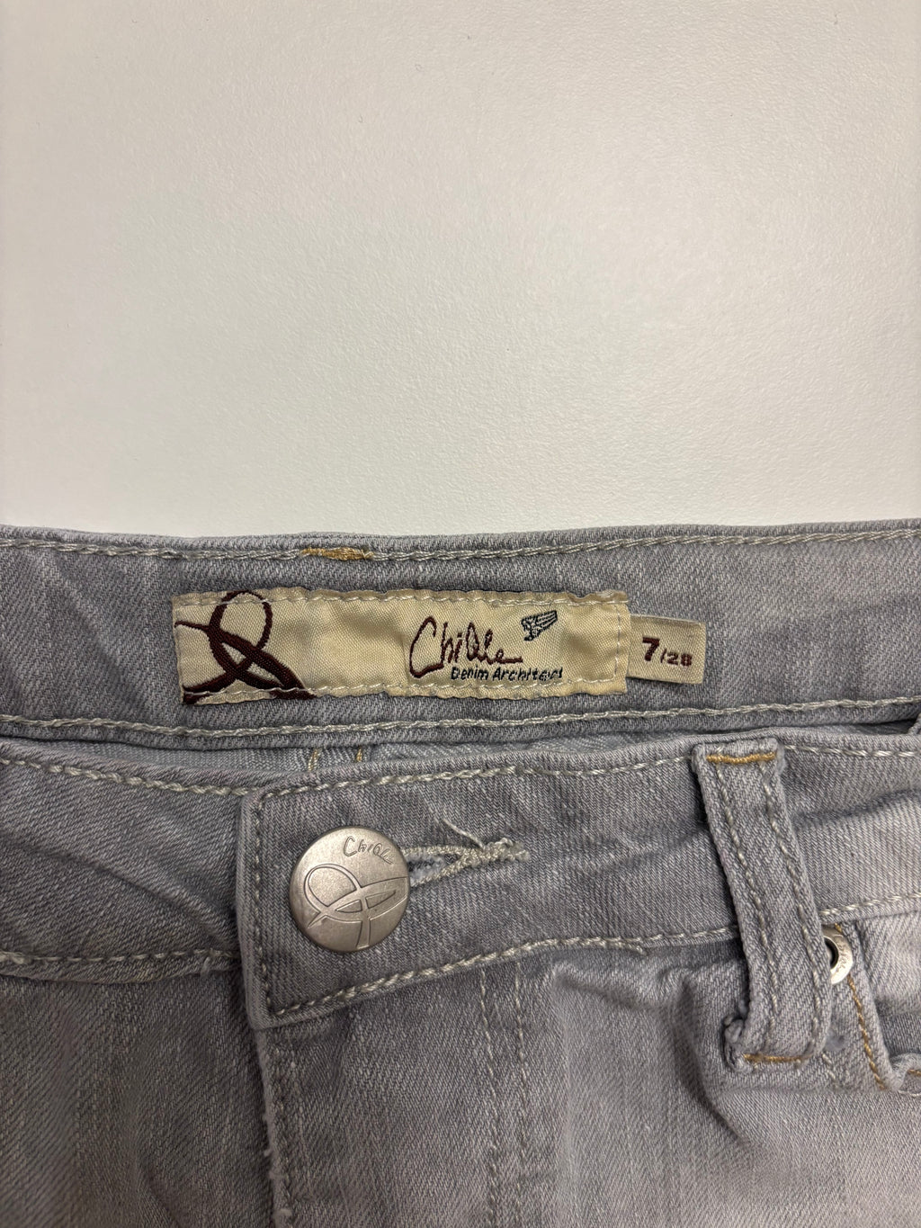 Lysegrå Denim Shorts Broderte Lommer