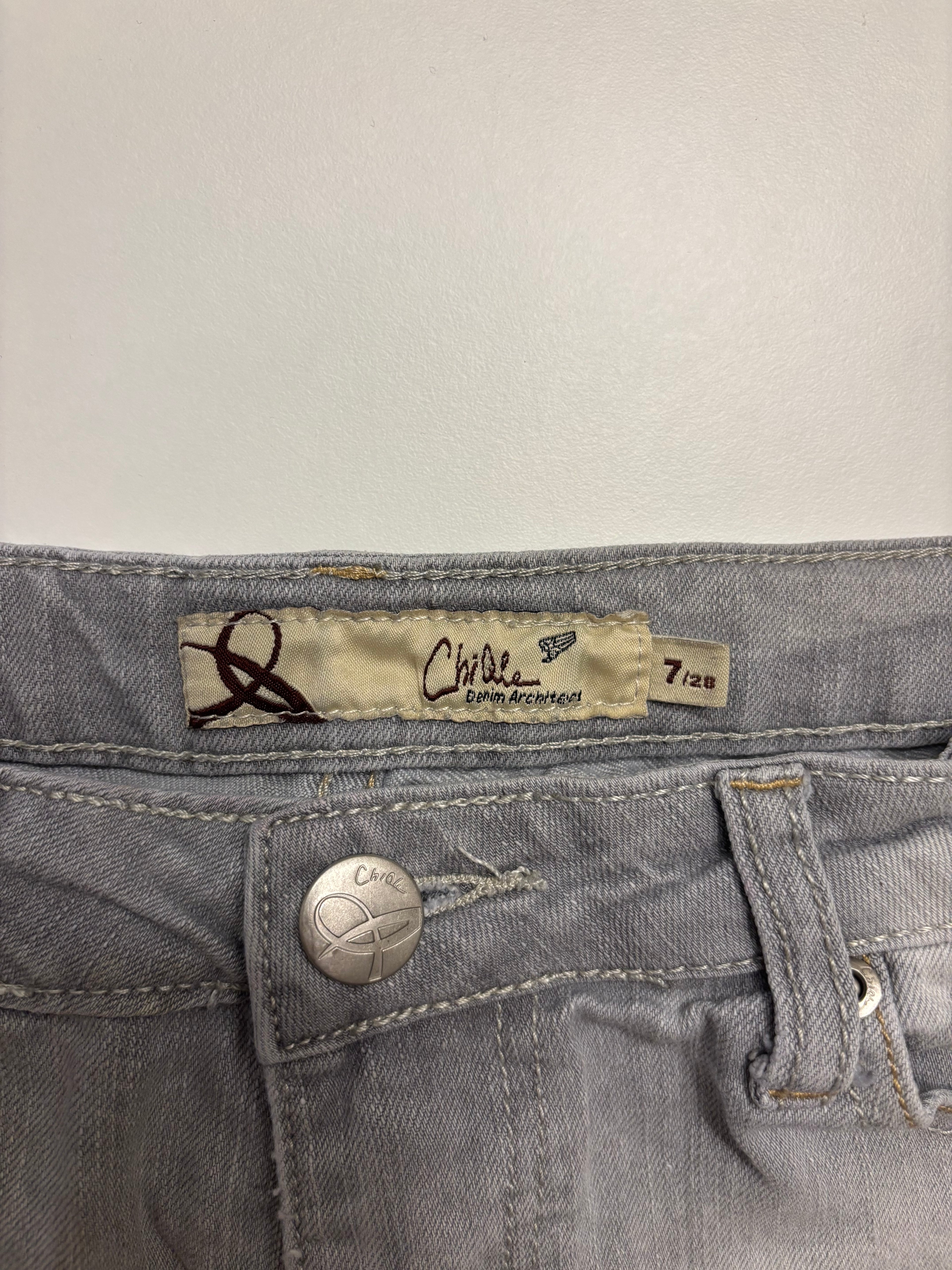 Lysegrå Denim Shorts Broderte Lommer