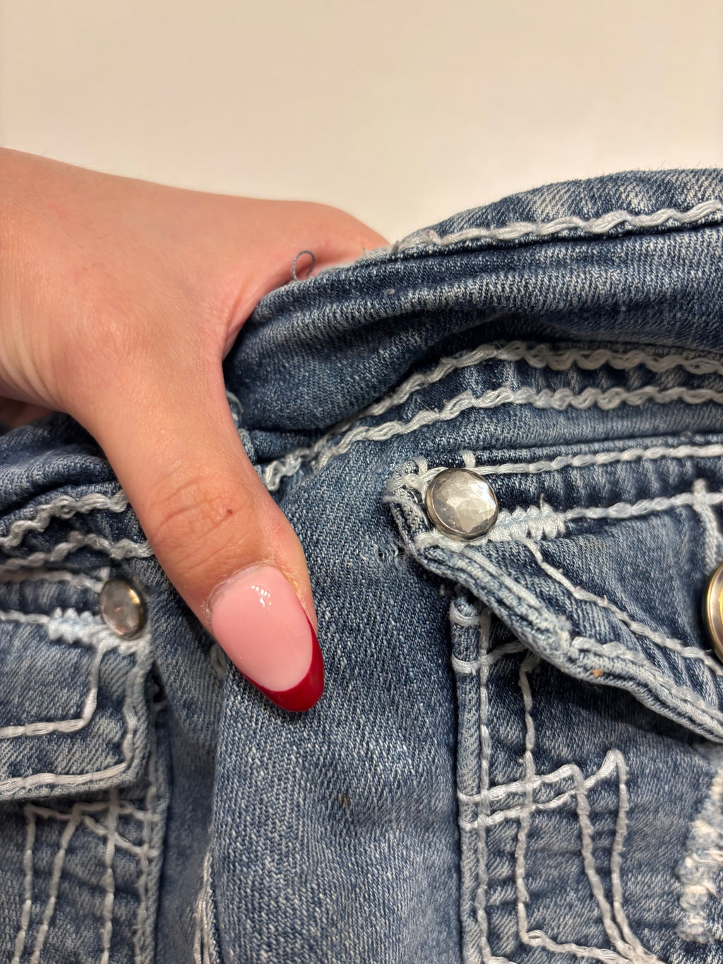 Y2K Denim Shorts Hvite Broderte Lommer