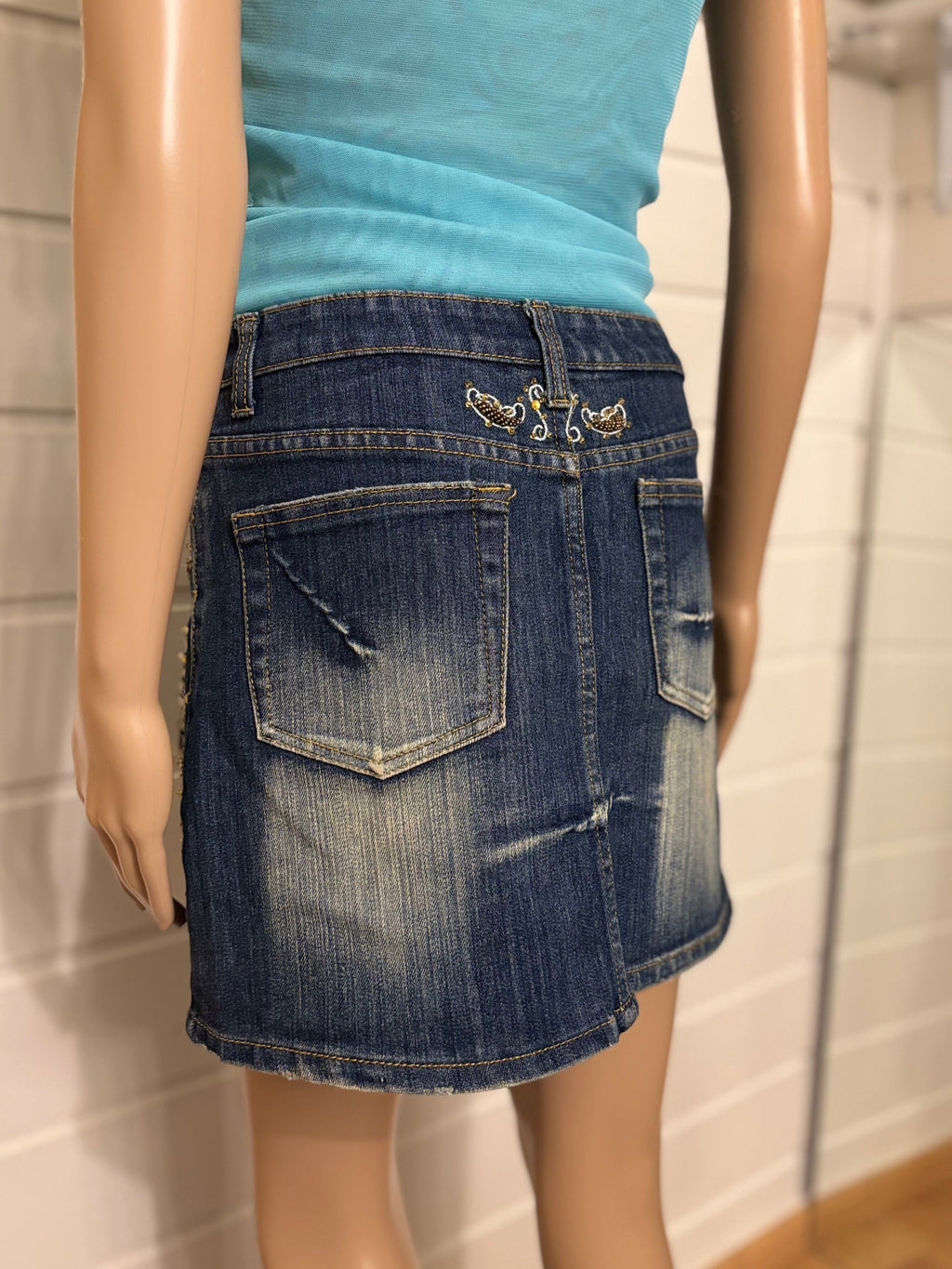 Mørkeblå Denim Mini Skjørt Broderte Detaljer