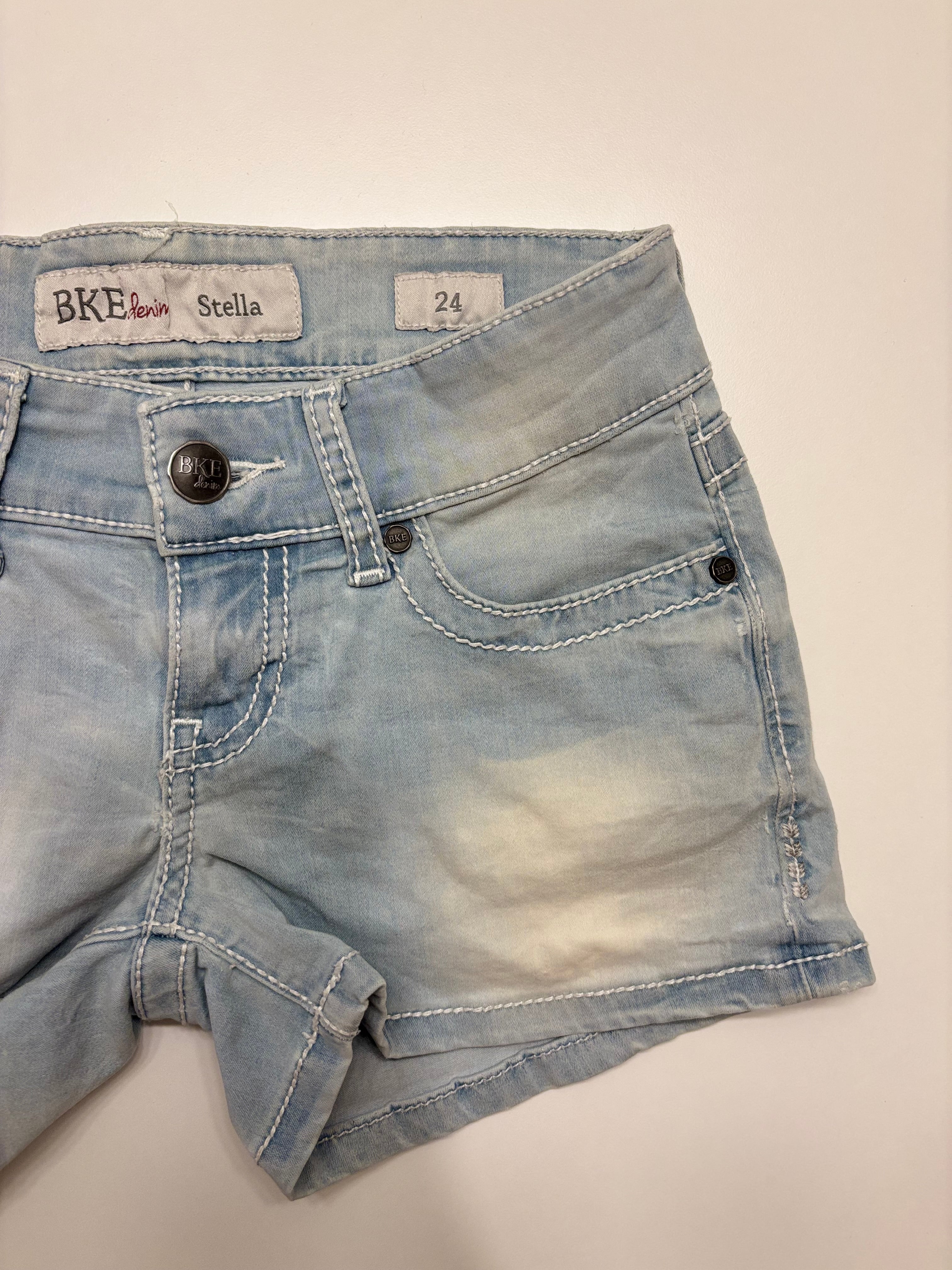 Lyseblå Denim Shorts Broderte Lommer