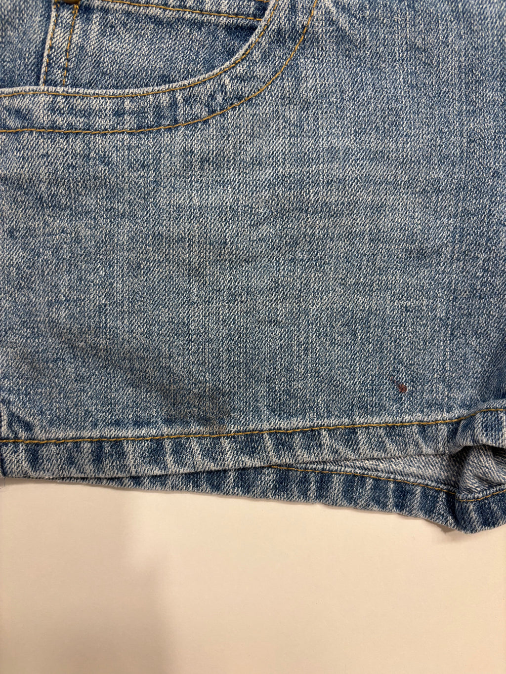 Lyseblå Denim Shorts Broderte Lommer