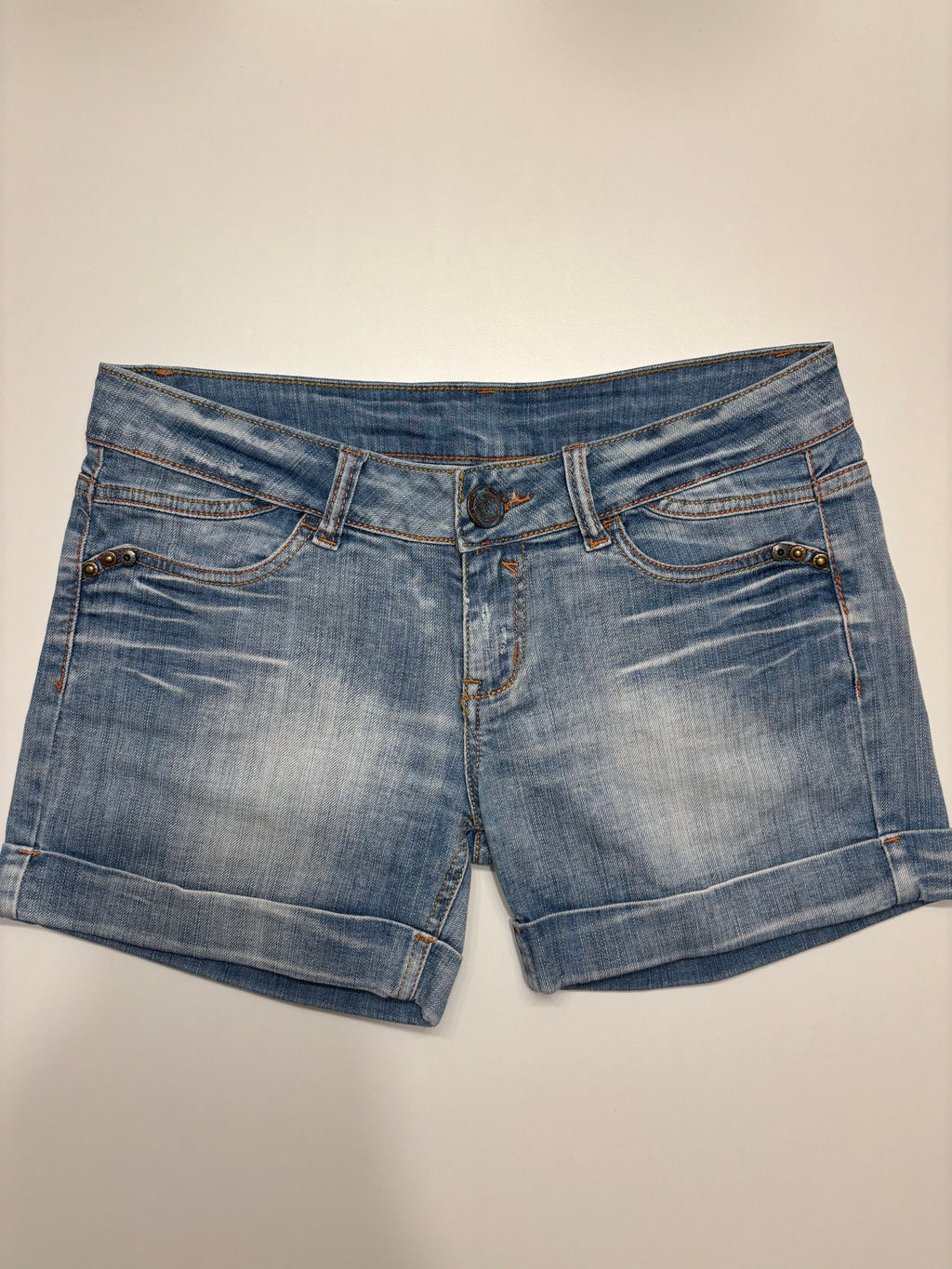 Lyseblå Denim Shorts Broderte Lommer