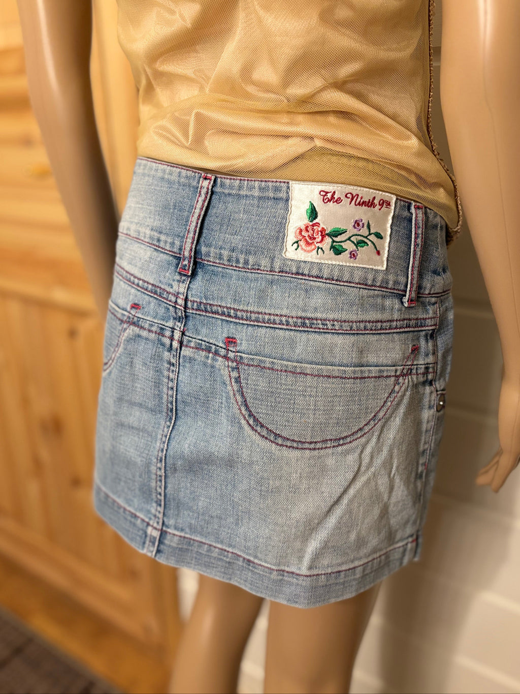 Lyseblå Denim Mini Skjørt Rosa Broderi