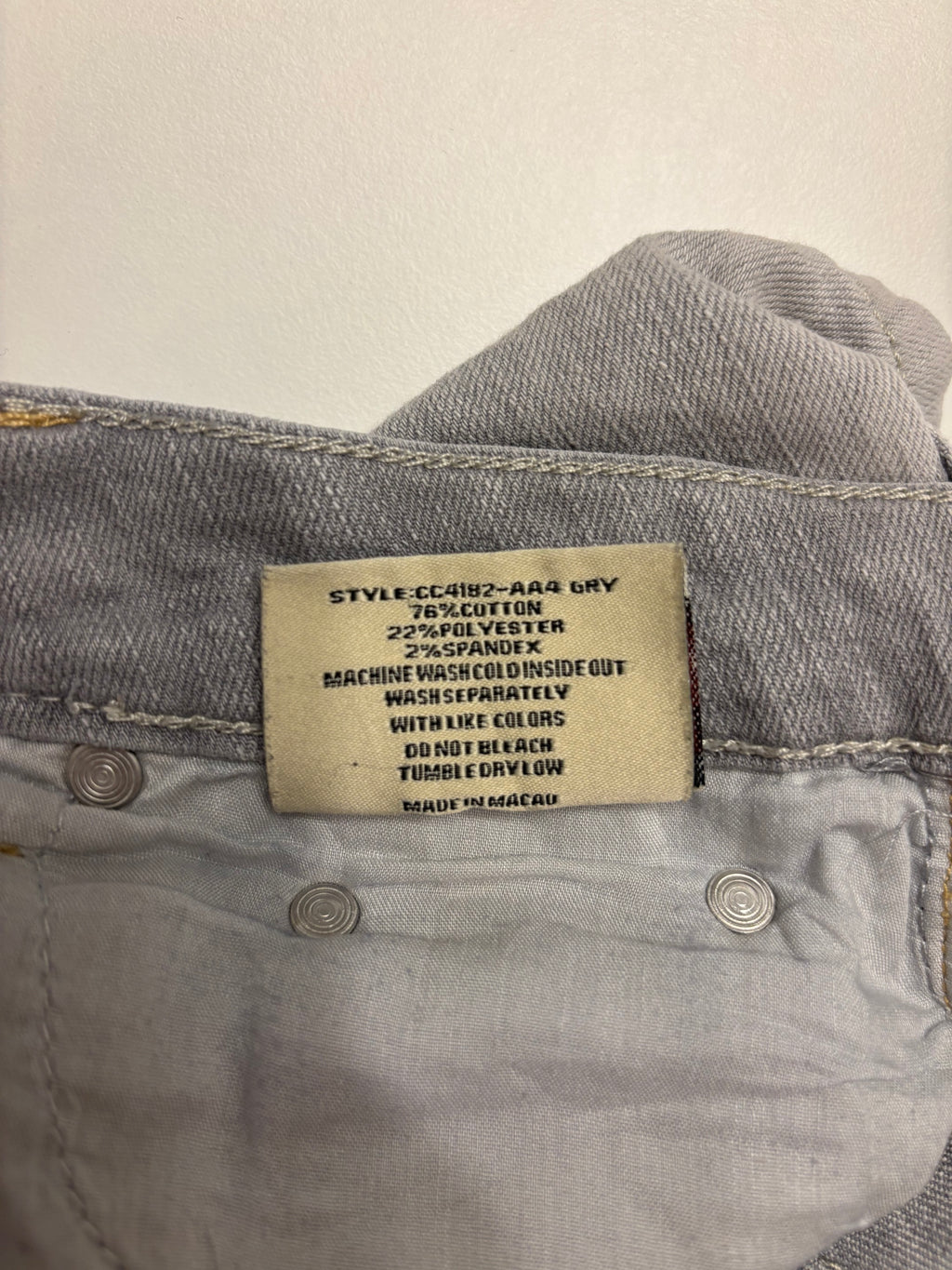 Lysegrå Denim Shorts Broderte Lommer