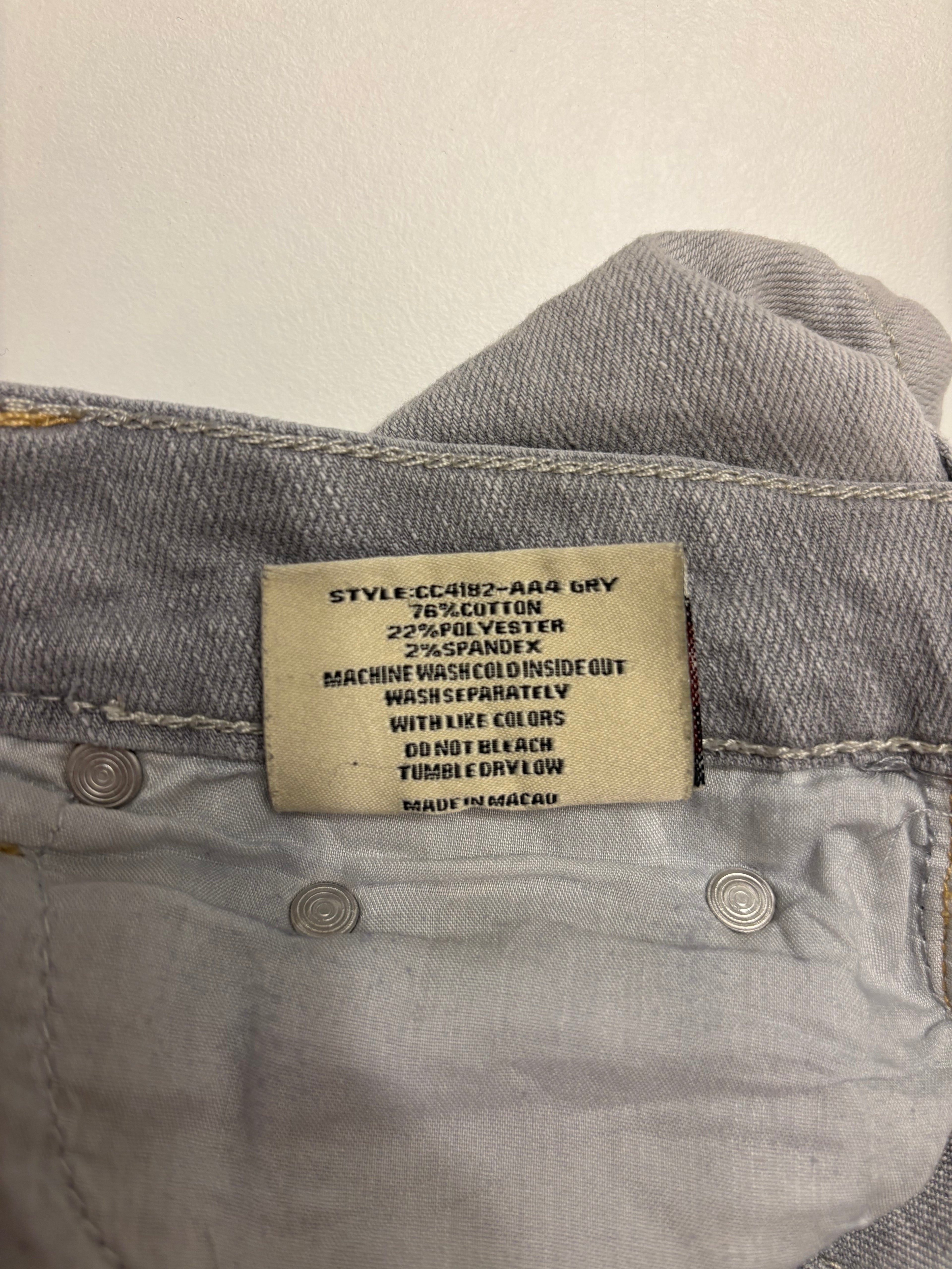 Lysegrå Denim Shorts Broderte Lommer