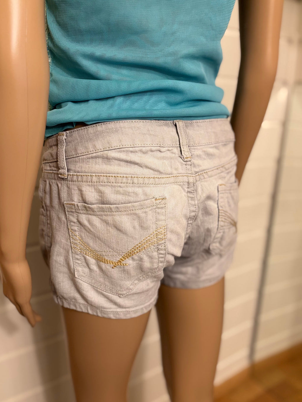 Lysegrå Denim Shorts Broderte Lommer