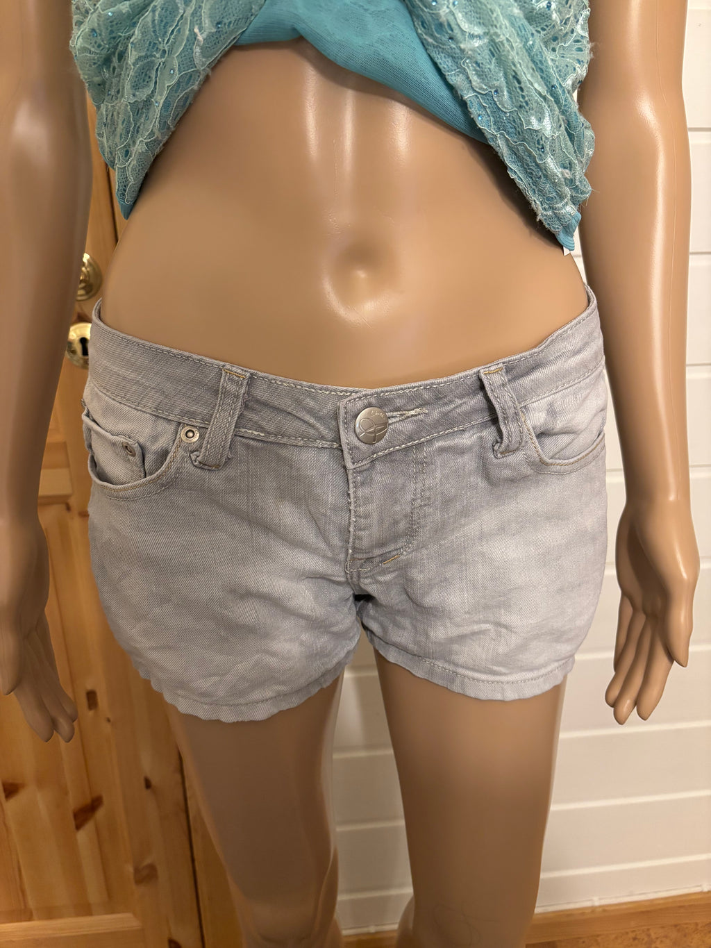 Lysegrå Denim Shorts Broderte Lommer