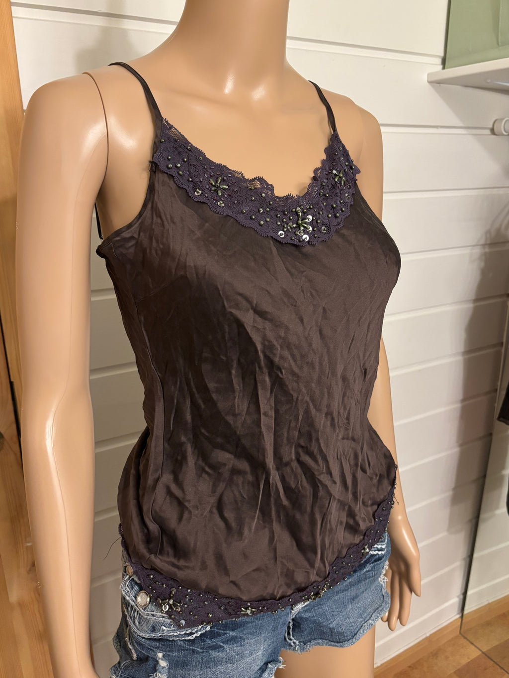 Brun Silke Topp Blonder Perle Detaljer