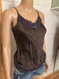 Brun Silke Topp Blonder Perle Detaljer