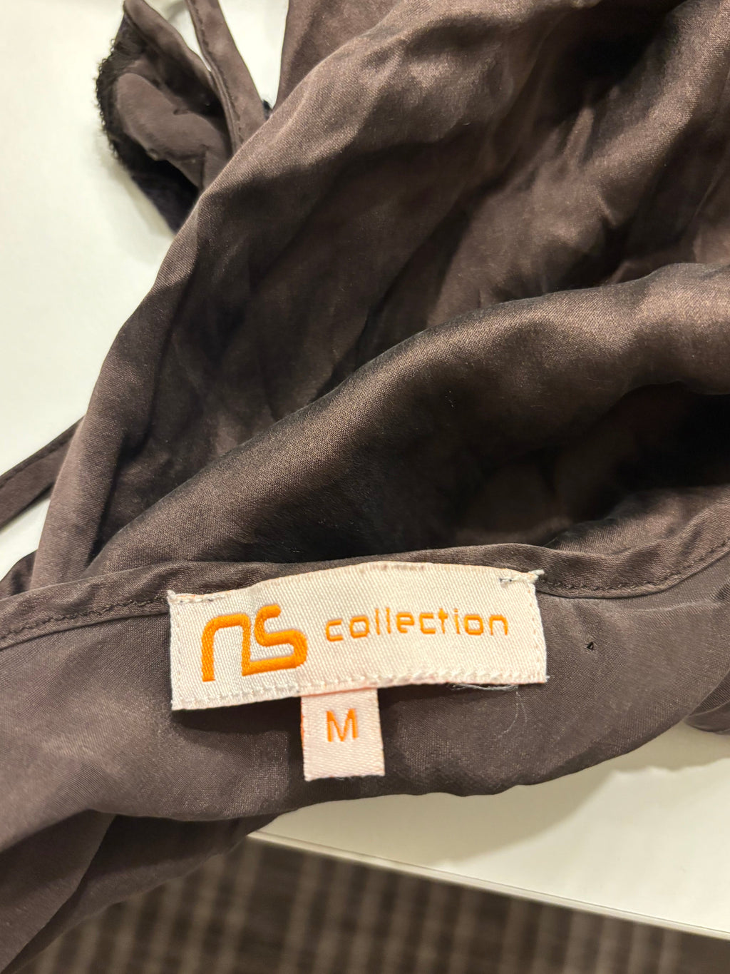 Brun Silke Topp Blonder Perle Detaljer