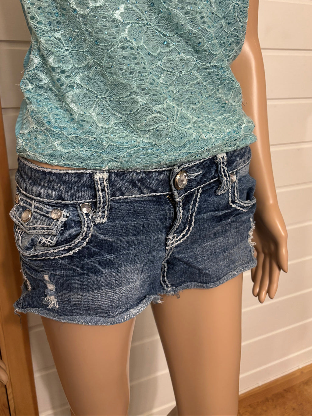 Y2K Denim Shorts Hvite Broderte Lommer