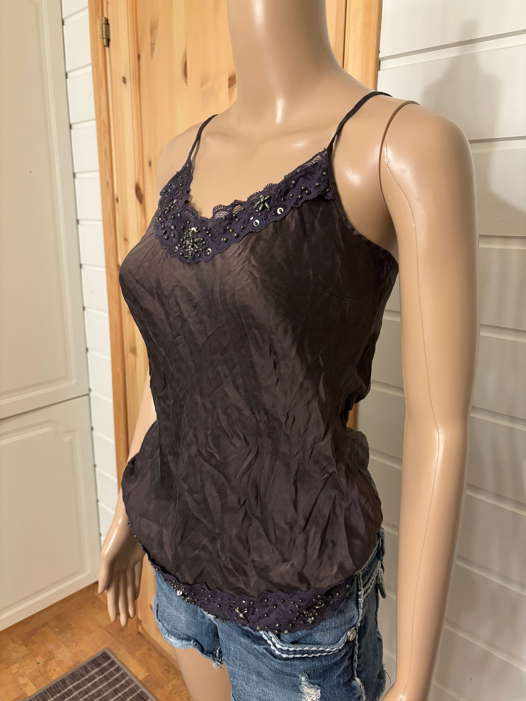 Brun Silke Topp Blonder Perle Detaljer
