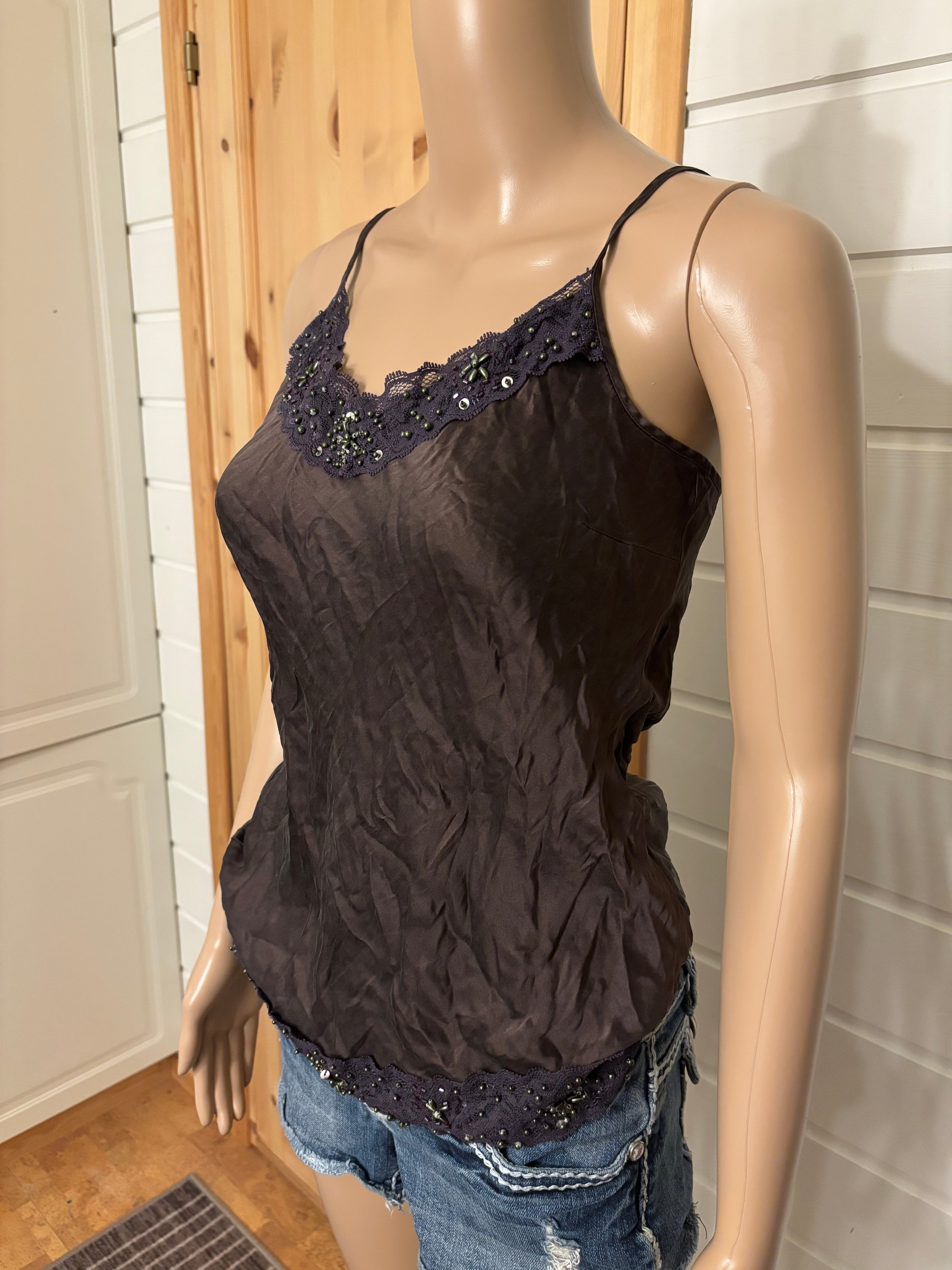 Brun Silke Topp Blonder Perle Detaljer