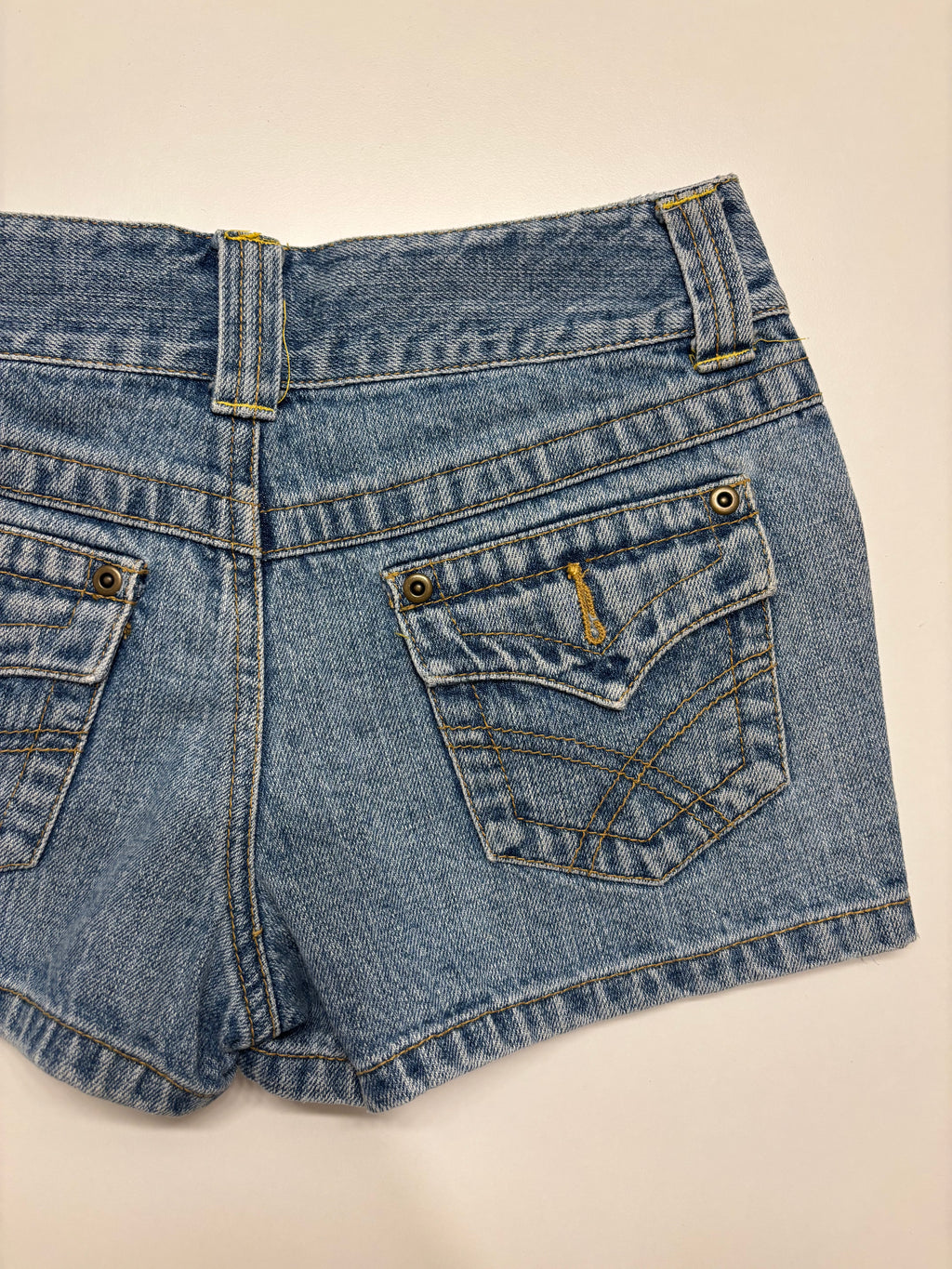 Lyseblå Denim Shorts Broderte Lommer