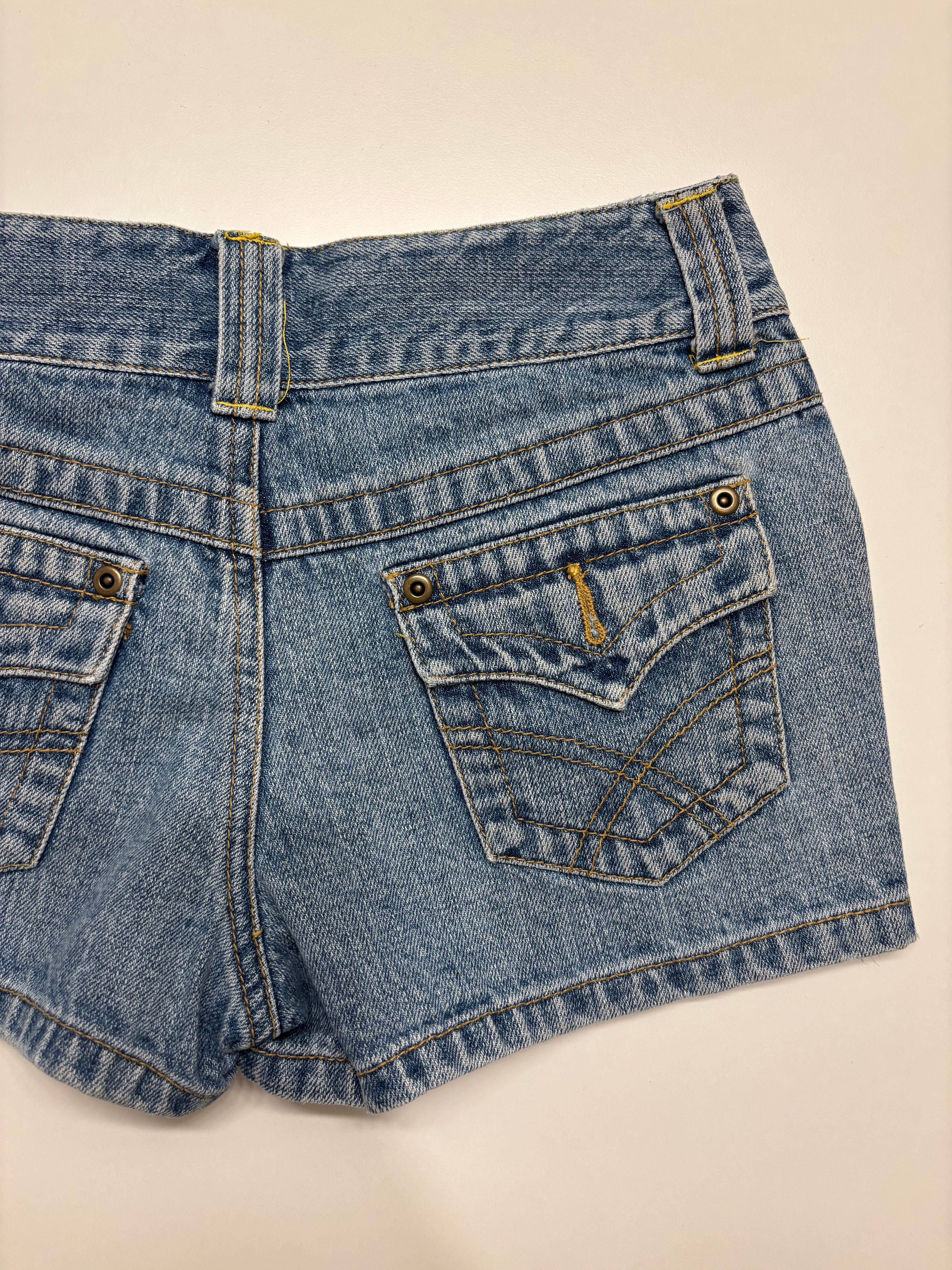 Lyseblå Denim Shorts Broderte Lommer