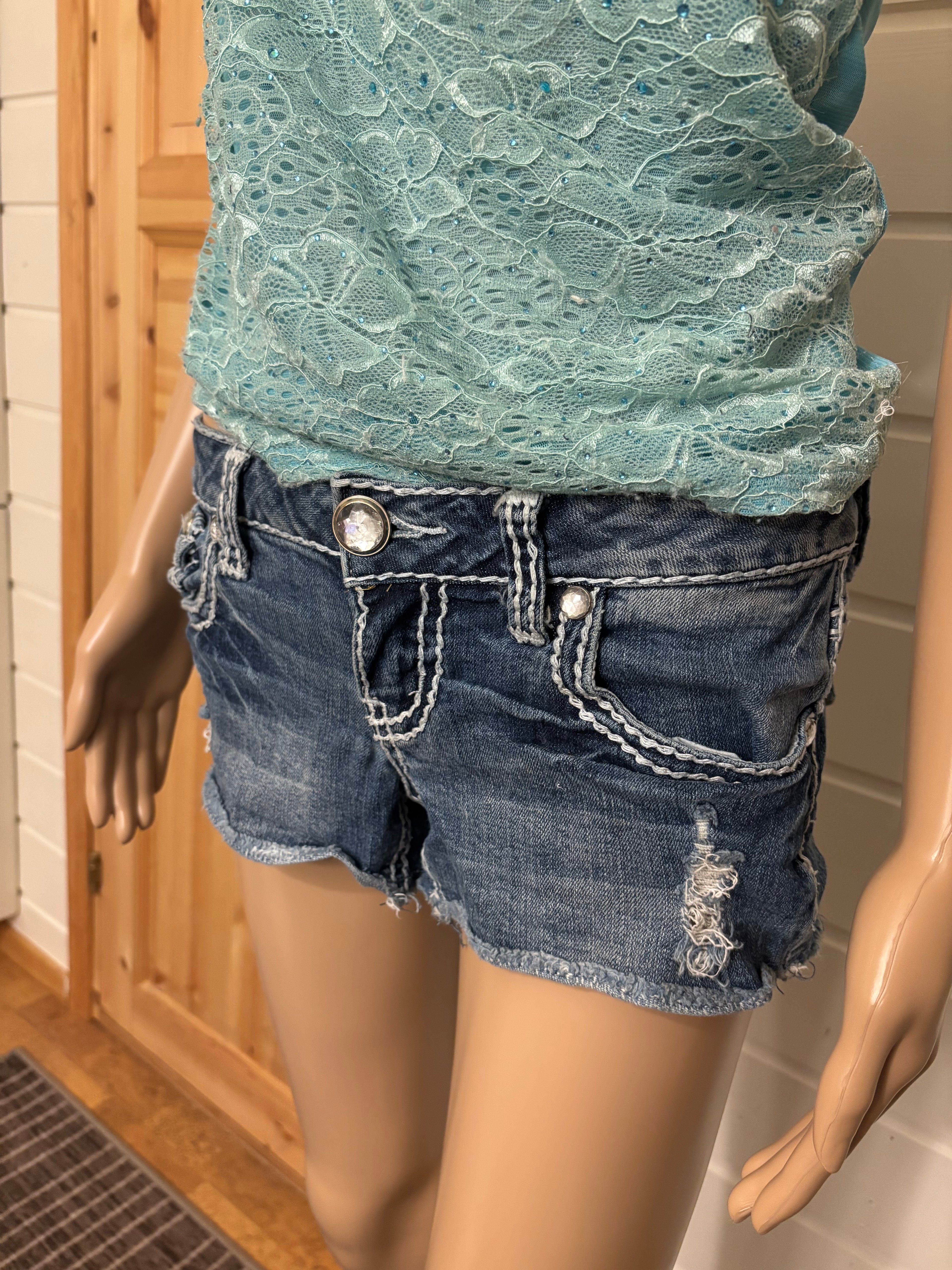 Y2K Denim Shorts Hvite Broderte Lommer