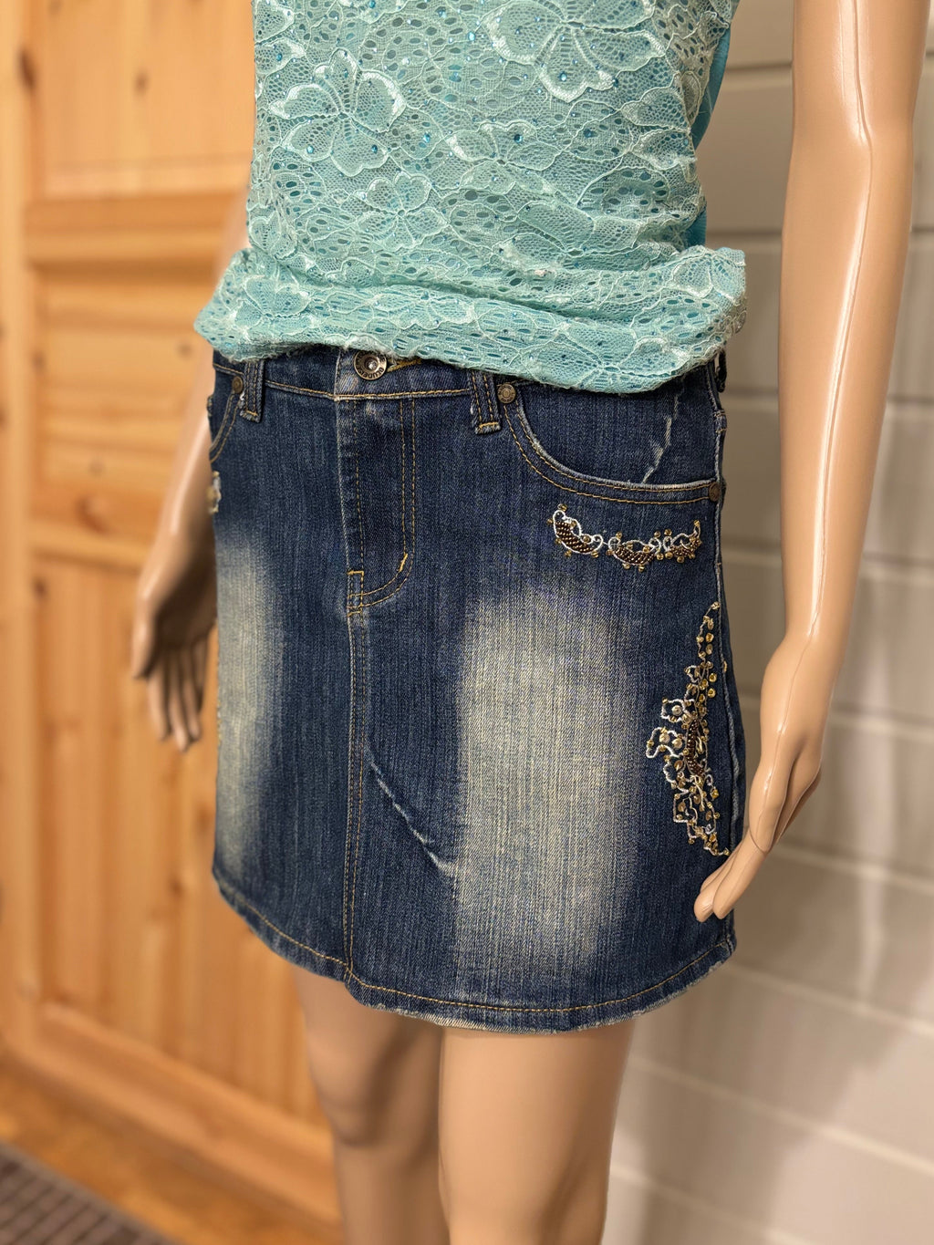 Mørkeblå Denim Mini Skjørt Broderte Detaljer
