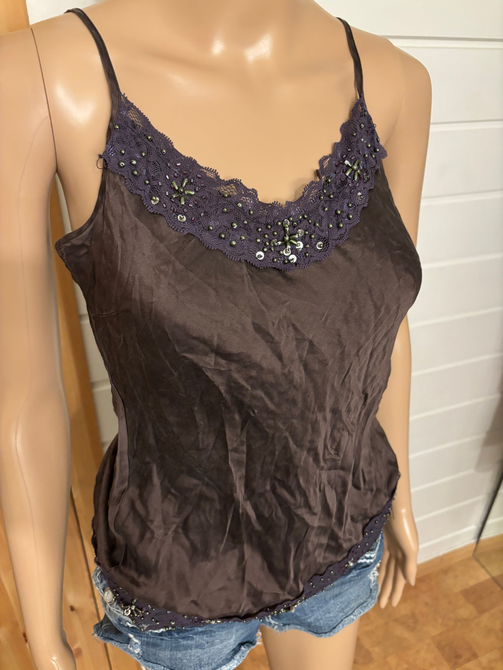 Brun Silke Topp Blonder Perle Detaljer