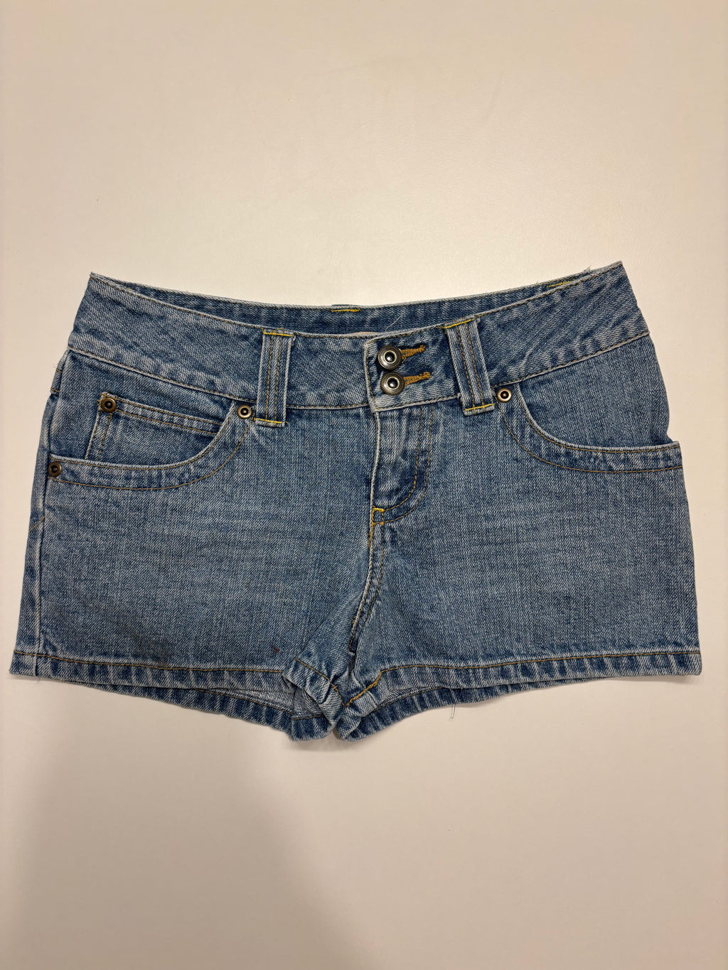 Lyseblå Denim Shorts Broderte Lommer