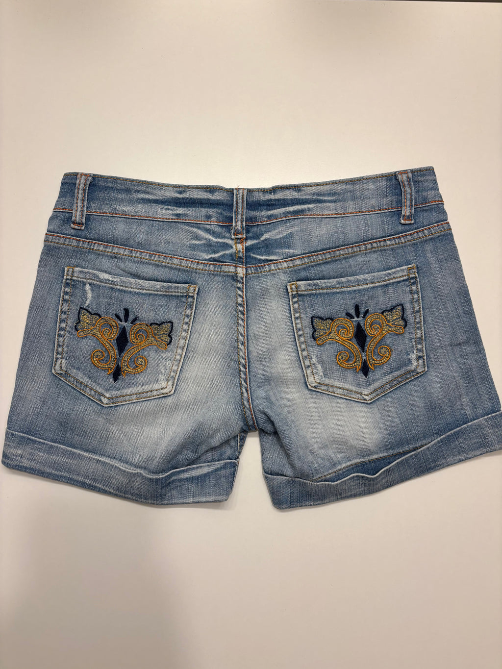 Lyseblå Denim Shorts Broderte Lommer